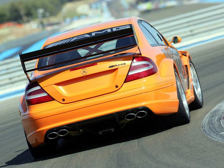 A menetstabilitást a lökhárító alatti diffúzor és ahatalmas hátsó szárny biztosítja