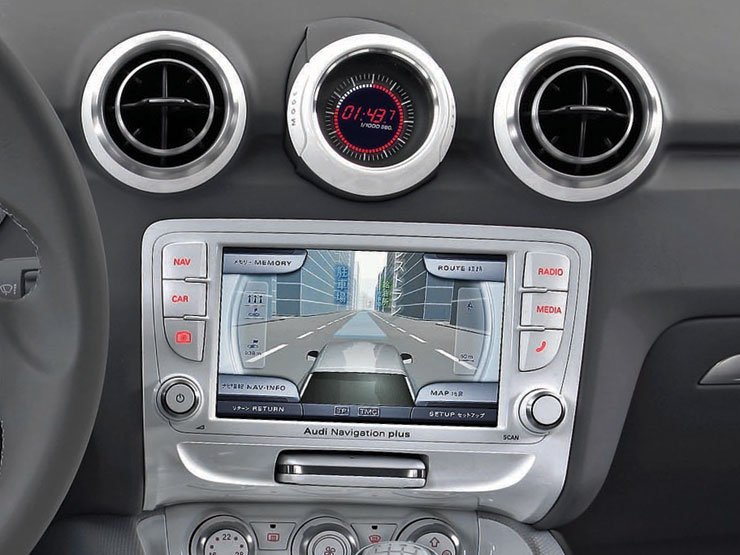 A navigációsrendszer képes az autó feletti nézőpontból is mutatni az utat, illetve tanácsokat is ad a következő kanyar ideális sebességéhez 