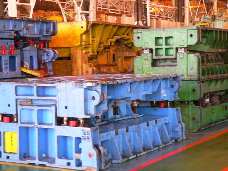 4511_43033_1000x700.jpg | Vezess | Vezess Különböző színű présgépek tartoznak az egyes típusokhoz, így gyorsan átállítható a sor például Dacia kombi vagy Pick-up alkatrészekre