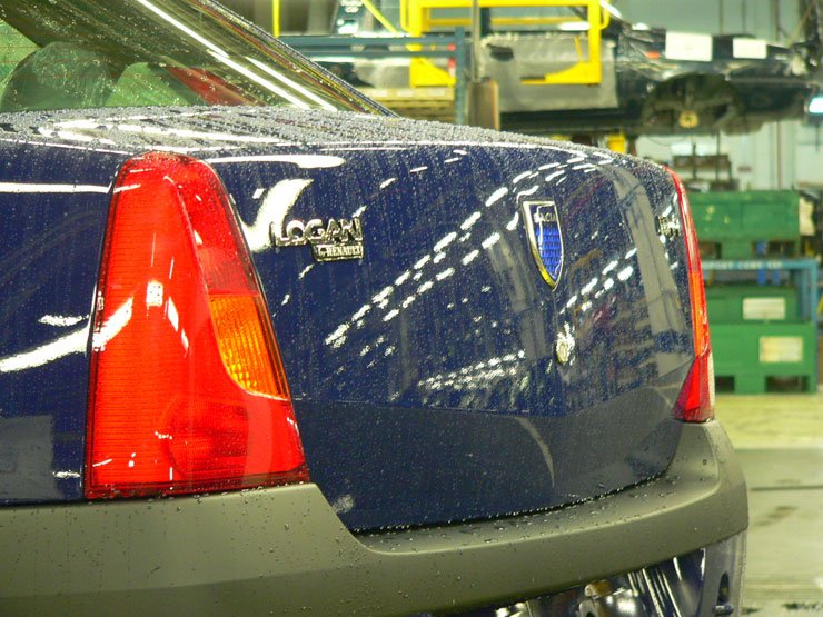 4511_43034_1000x700.jpg | Vezess | Vezess A gyártás során sokszori minőség-ellenőrzésen mennek át a kocsik, majd a sor legvégén esőkamrában áztatják az autókat tömítetlenség után kutatva