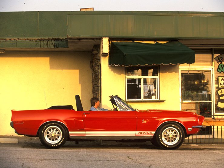 A hatvanas években a Shelby készített nyitott változatot is a GT500-ból, 355 lóerővel