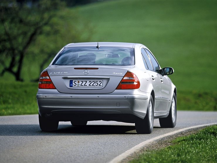 4519_43108_1000x700.jpg | Vezess | Vezess 772 000 forint a 4MATIC hajtás felára a 224 lóerős E 320 CDI-hez. Az alapár 14 145 000 forint