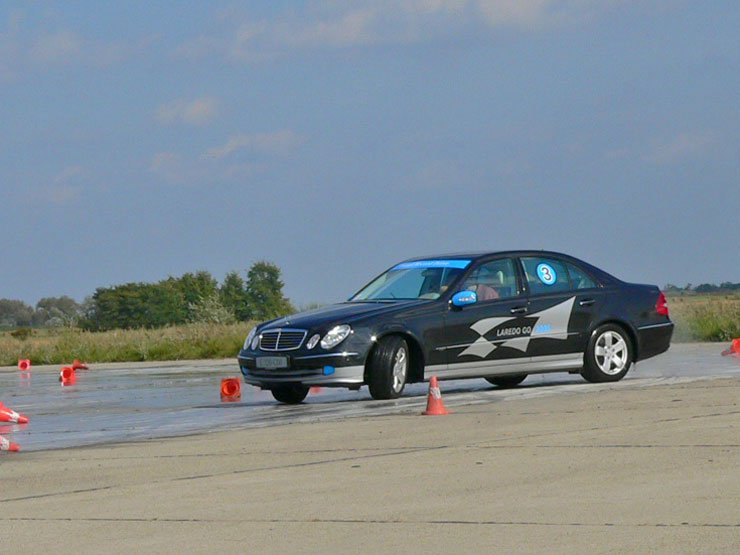 4519_43110_1000x700.jpg | Vezess | Vezess Jobb móka kikapcsolni az ESP-t és a hátsókerekes E-osztállyal farolni, de így is lenyűgöző a 4MATIC érettsége és harmóniája