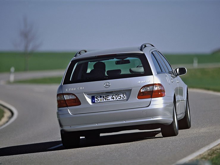 4519_43111_1000x700.jpg | Vezess | Vezess Átlagosan az összkerekes E 280 CDI és a 320 CDI 7,8-8,1 litert fogyaszt a szabvány szerint. A dízelmotor és a 4MATIC a kombihoz is rendelhető