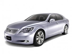 Hibrid luxuslimuzin a Lexustól