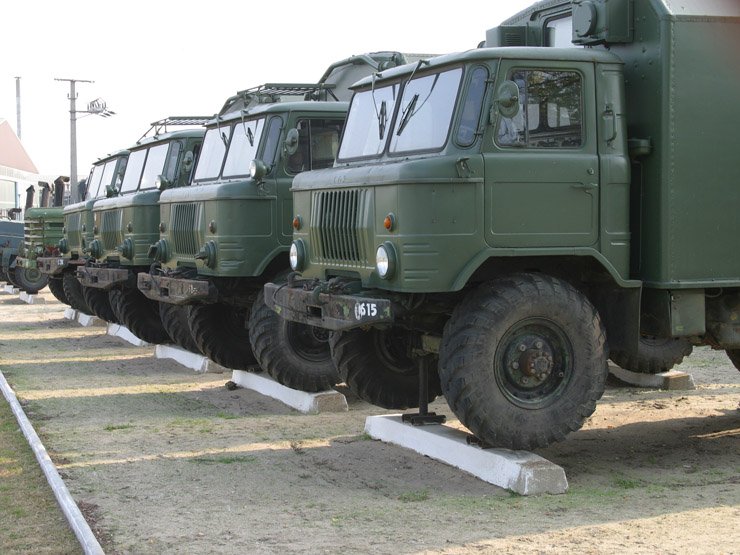 Híradós GAZ 66-osok állnak katonás rendben egymás mellett. A kiállított járművek karbantartása óriási feladat