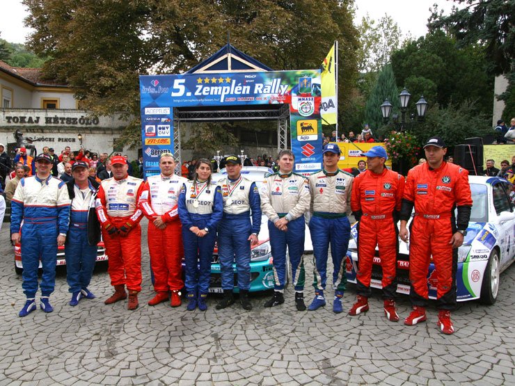 A dobogónál Turi Tamás levette autójáról az egyes rajtszámot és ráragasztotta ifj. Tóth János Kocsijára. Szép gesztus volt!