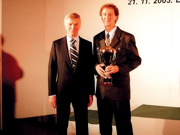4938_47606_1000x700.jpg | Vezess | Vezess 2003-ban Max Mosley az FIA elnöke Magyarországon adta át Hernádinak a kupát
