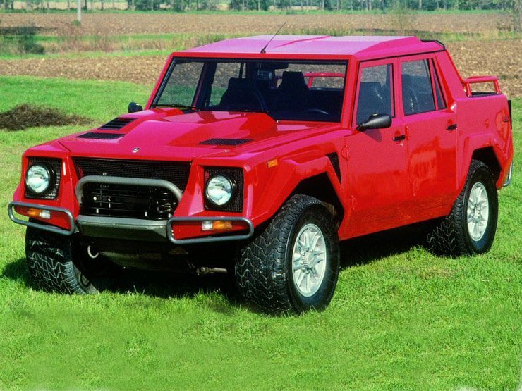 1986-93 között gyártották az LM002-t. V12-es motorja 444 lóerőt teljesített, 200 km/óra körüli végsebességgel