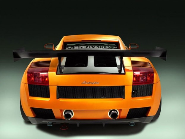 Hatalmas hátsó szárny és diffúzor szorítja az útra a Gallardo versenyautó hátsó részét