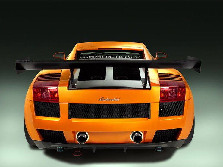 Hatalmas hátsó szárny és diffúzor szorítja az útra a Gallardo versenyautó hátsó részét