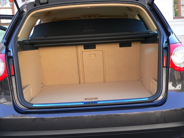 Lehajtott hátsó ülésekkel 215 focilabda fér el a Passat Variantban