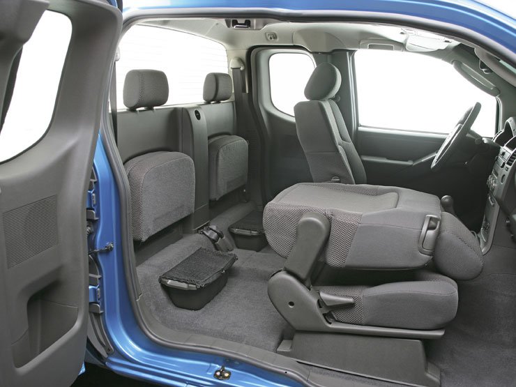 A King Cab-ben két lehajtható ülés van hátul