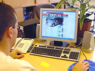 Szörföző autóvásárlók