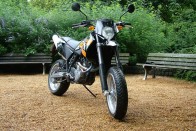 Farkasbőrbe bújt cápa – KTM LC4 640 SUPERMOTO 14