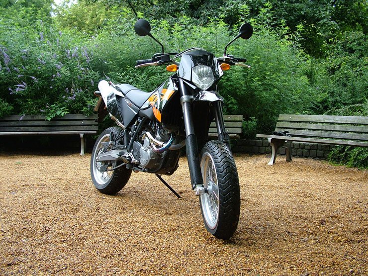 Farkasbőrbe bújt cápa – KTM LC4 640 SUPERMOTO 4