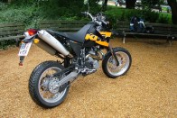 Farkasbőrbe bújt cápa – KTM LC4 640 SUPERMOTO 19