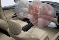 8,5 milliótól indul a Lexus IS 12 Széria a két térdlégzsák és két részben felfújódó utaslégzsák