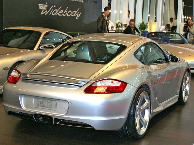 A spoilerek mellett 20 colos felnik szereltek a kiállított Caymanra 