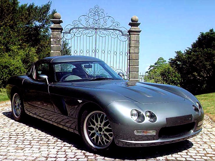 Autók százmillió felett 4 Épphogy 100 millió alatt marad a Bristol Fighter S ára. A brit sportautó motorja a Dodge Viper V10-es monstruma