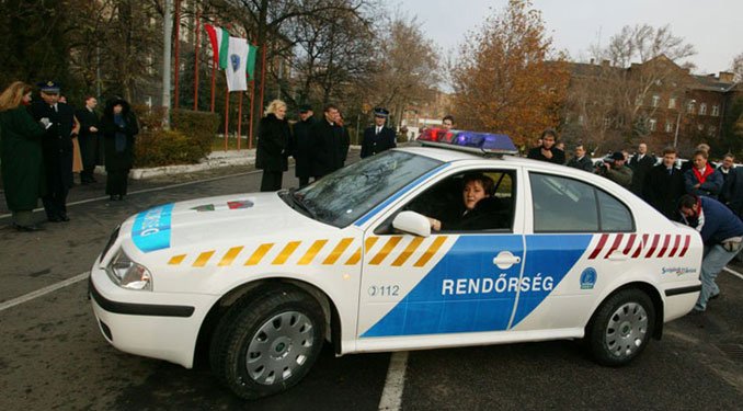A belügyminiszter ünnepélyes keretek közt adta át a rendőrautókat