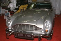 Eladó James Bond autója 11 Jól látszanak az irányjelzők mögül előbujó fegyvercsövek és a jobb oldalt kilöködő lökhárító ütköző is