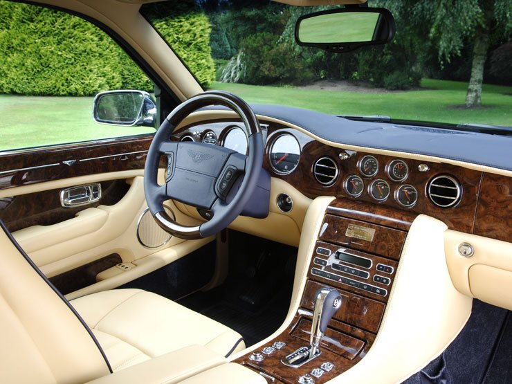 A fekete műszerekről felismerhető a kis sorozatban ksézülő modell utastere