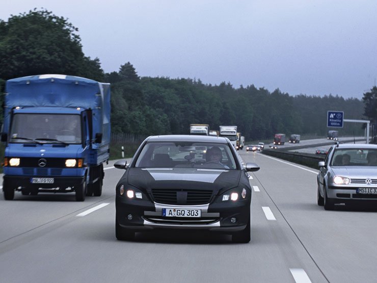 Prototípusokkal tesztelték a vezetőket érő stresszt 500 km-es autópályás úton. Az új S-ben kevesebbet vert a próbára felkért vezetők szíve, mint a konkurensekben