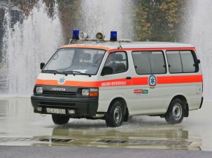 Mentőautók keresztben