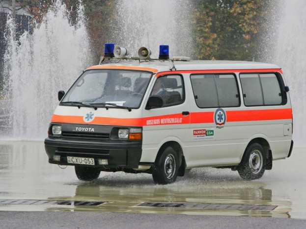 Mentőautók keresztben