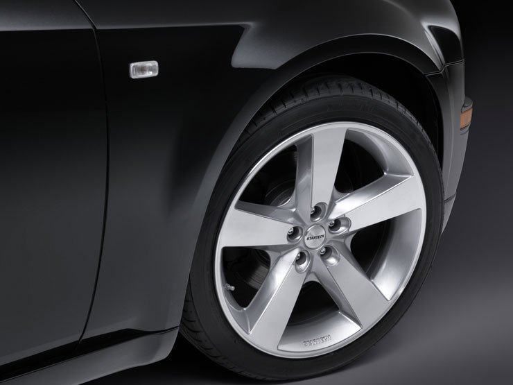 20 colos felnik kerülnek a 300C-re a Brabus leányvállalatánál, a gumik 245 illetve 275 milliméter szélesek