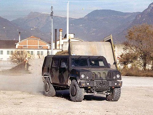 Hummer ellenfél a Fiattól 8 /Iveco/MLVkatonai_terepjaro//FCLV_1.jpg