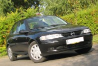 Használtan még megy a Lada 15 Másodkézből többen megengedhetik maguknak a nagyobb és kényelmesebb autókat, ezt mutatja a Vectra és a Passat népszerűsége használtan
