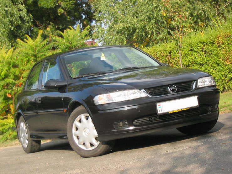 Használtan még megy a Lada 5 Másodkézből többen megengedhetik maguknak a nagyobb és kényelmesebb autókat, ezt mutatja a Vectra és a Passat népszerűsége használtan