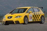 Bevetésen a legerősebb Leon 13 A 2.0 literes turbómotorhoz kapcsolt duplakuplungos váltót a kormányról is lehet vezérelni
