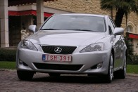 Ez az első Lexus modell, ami dízelmotort kapott. A 177 lóerős 2,2 literes motor az Avensis és a Corolla Verso dízele