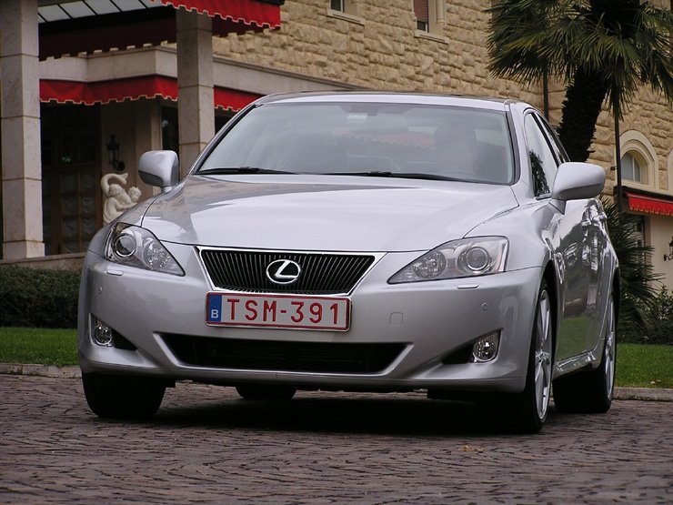 Ez az első Lexus modell, ami dízelmotort kapott. A 177 lóerős 2,2 literes motor az Avensis és a Corolla Verso dízele