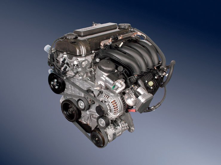 Hathengeres motorok hűtőjét kötik a karbon szelepfedelű négyhengeres motorhoz