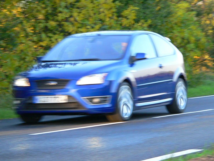 241 km/óra a végsebesség, a 0-100 gyorsulás ideje 6,8 s. Minden ST modellt a Ford TeamRS fejleszt, az ST a Sports Technologies-ből jön