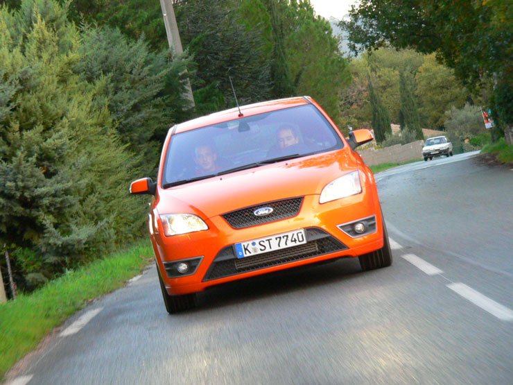 6 995 000 forintért kapható a Focus ST, az Electric Orange fényezés felára 299 000 forint