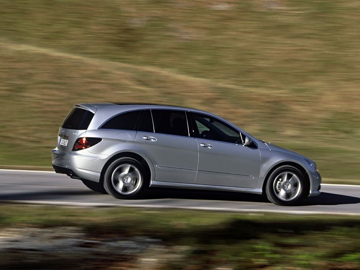 Az új lökhárítók mellett a 19 colos ötküllős könnyűfémfelnik jelentik az egyediséget.