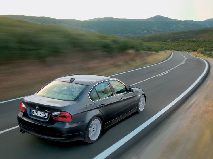 Sokba kerül, de sportosságával és egyéb kvalitásaival a 3-as BMW nagyon komoly tényező a prémiumtermékek között