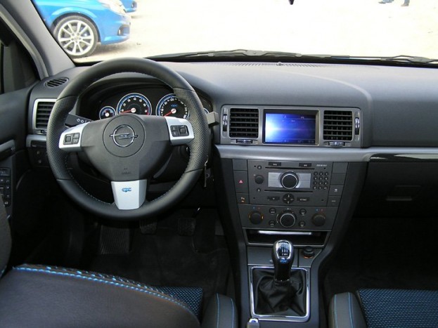 Vezettük: Opel OPC-sorozat – Négy az egyben 8 | Vezess Meghatározó a kék szín jelenléte