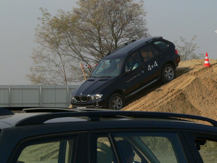 Meredek lejtőn a lejtmenet-vezérlő konstans sebességgen magától fékezi az xDrive-os BMW-ket