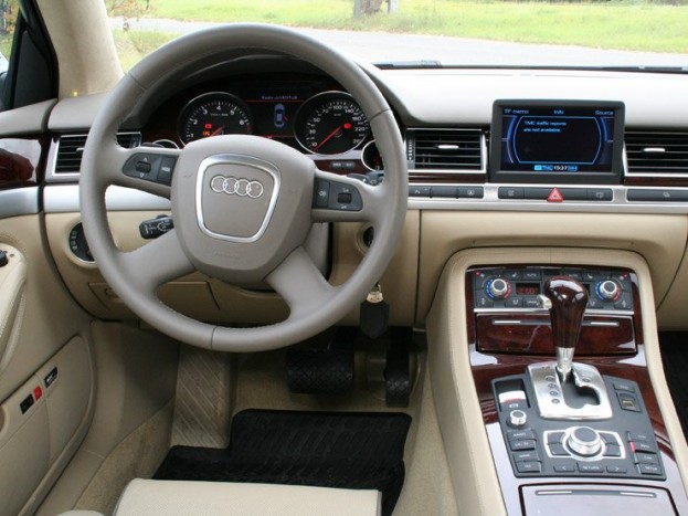 Könnyű vezetni az A8-ast, nem tűnik fel, hogy 5,2 méteres