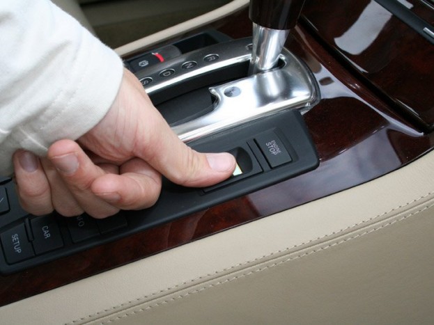 Akár ujjlenyomatunkkal is életre kelthetjük a 12 hengeres Audit