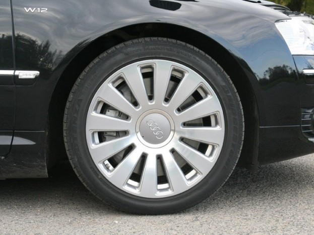 A nagy tempó miatt nehéz dolguk van a fékeknek. Néhány plusz millióért kerámiafék is rendelhető