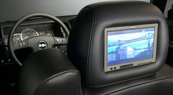A hátsó utasok filmet nézhetnek a fejtámlákba helyezett monitorokon