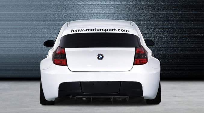 4239_40792_1000x700.jpg | Vezess | Vezess Kiszélesített sárvédők és hatalmas diffúzor teszik igazán látványossá a 120d versenyautót