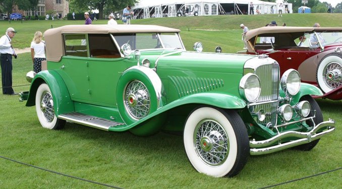 A húszas, harmincas évek luxusautói között találjuk az eredeti Duesenbergeket